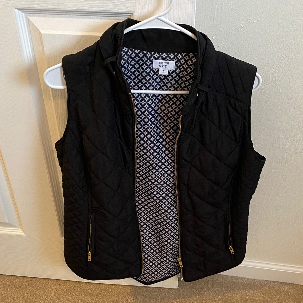 Crown and Ivy Black Quilted Vest Size Small